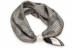 Scarfs med pärlknäppning  - Black